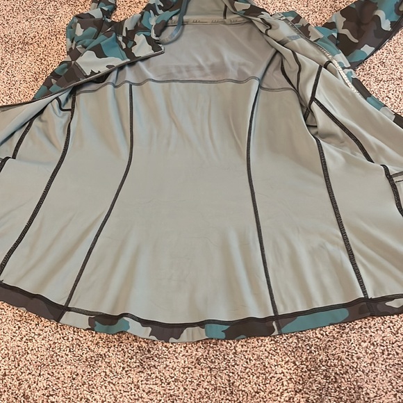 Lululemon hooded define jacket size 10 green, camo print - Picture 7 of 7